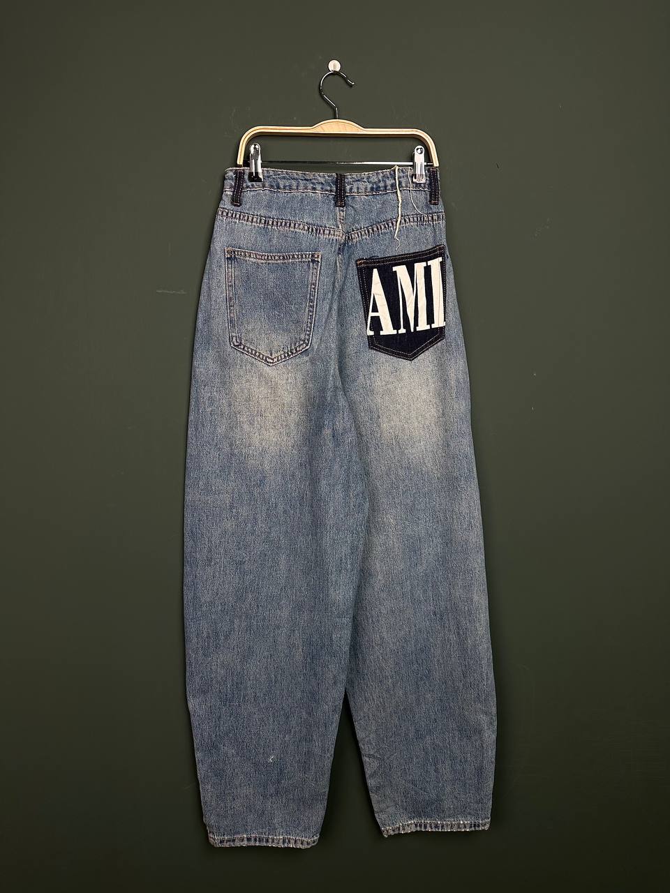 Woman Jeans Barrel Style With Pocket Detailing