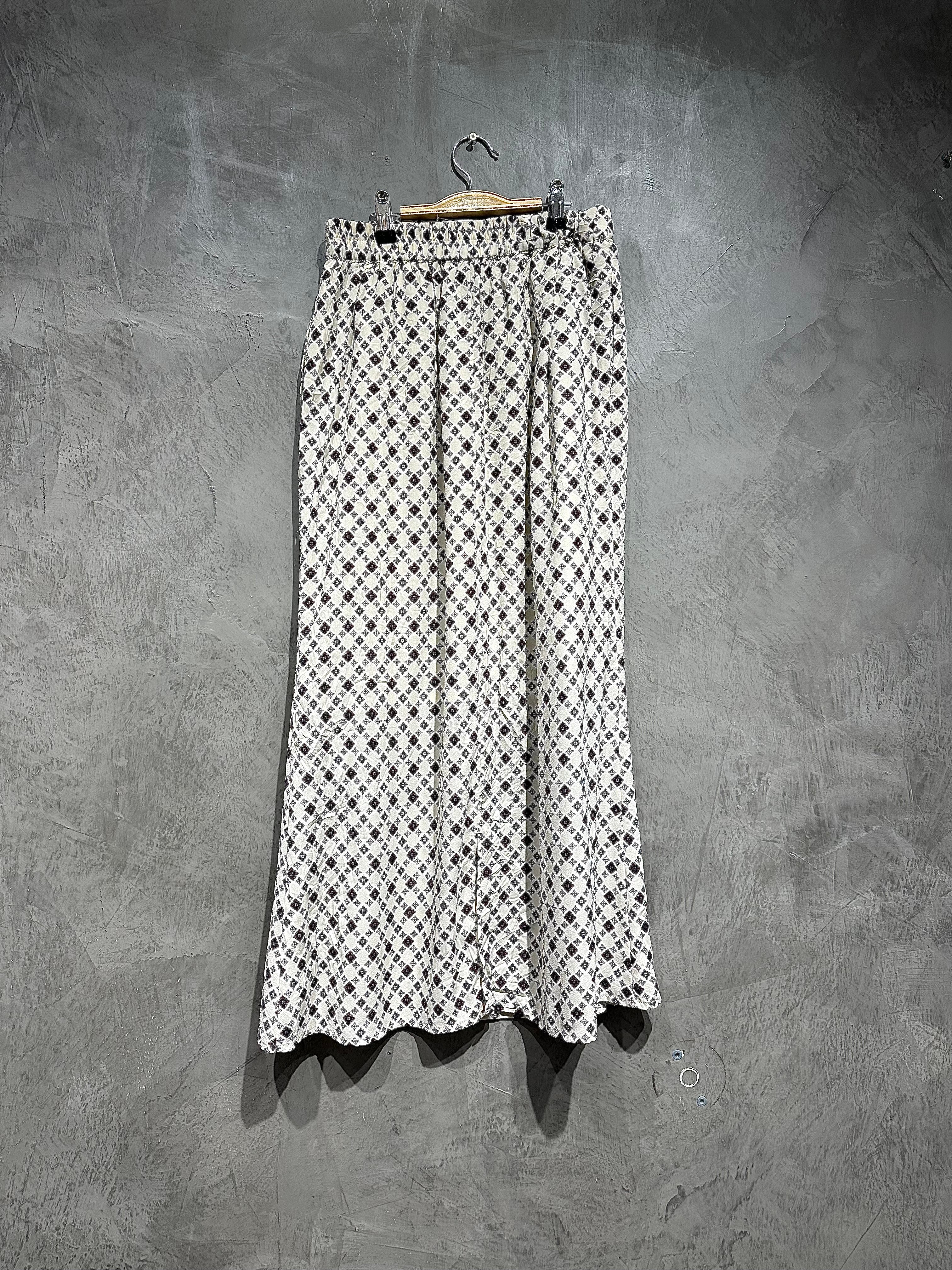 Skirt Printed With Center Back Slit Light Cream S017